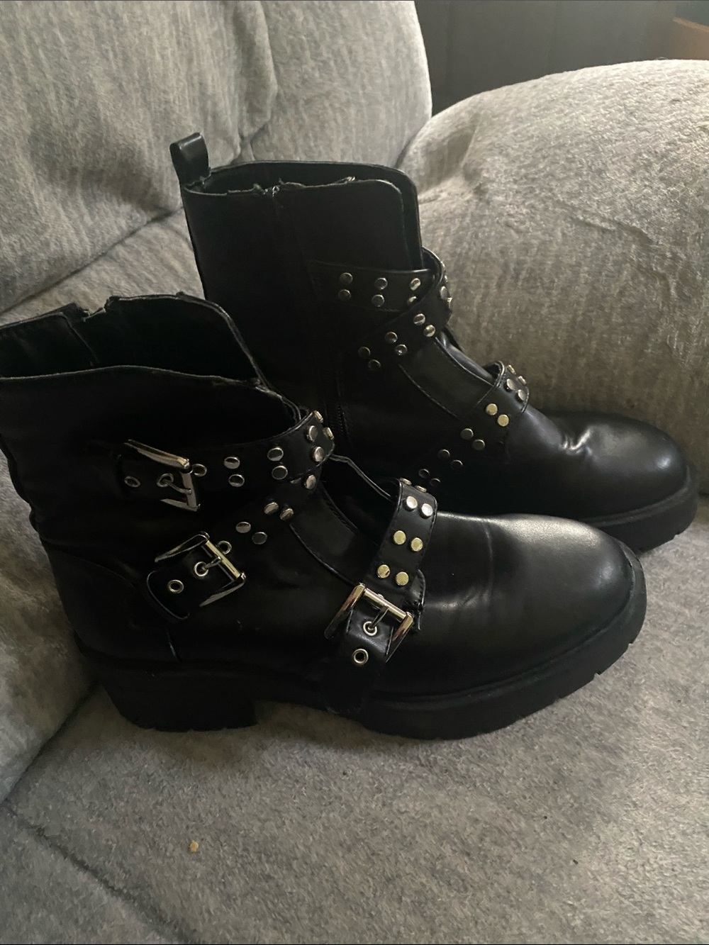 Forever 21 Black Studded Moto Ankle Boots
Man made materials